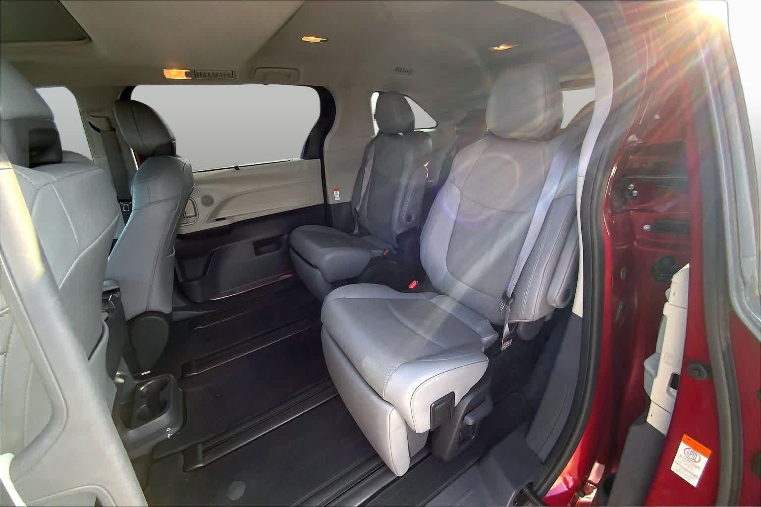 Used 2023 Toyota Sienna Limited FWD image 21