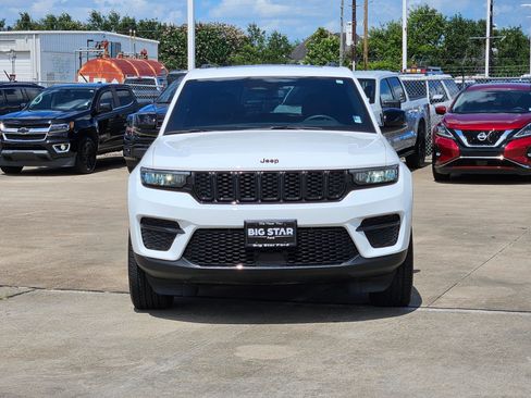 Used 2023 Jeep Grand Cherokee Altitude RWD image 11