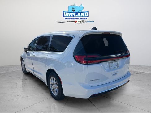 New 2026 Chrysler Pacifica Select image 3
