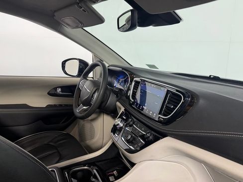 Used 2024 Chrysler Pacifica Limited FWD image 31
