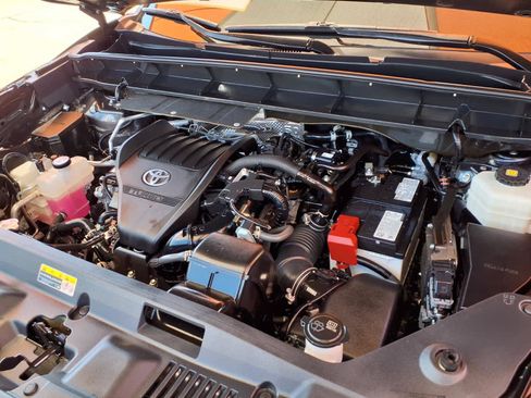 Certified 2024 Toyota Highlander XLE FWD image 8