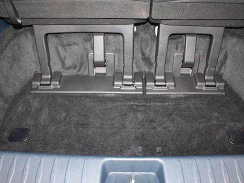 Used 2025 Kia Carnival EX image 16