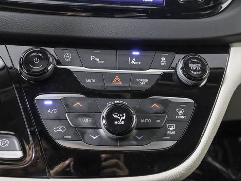 Used 2024 Chrysler Pacifica Touring-L FWD image 30