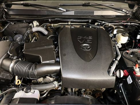 Used 2017 Toyota Tacoma SR image 33