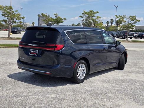 Used 2023 Chrysler Pacifica Touring-L FWD image 6