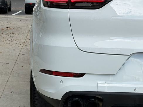 Used 2022 Porsche Cayenne Coupe image 12