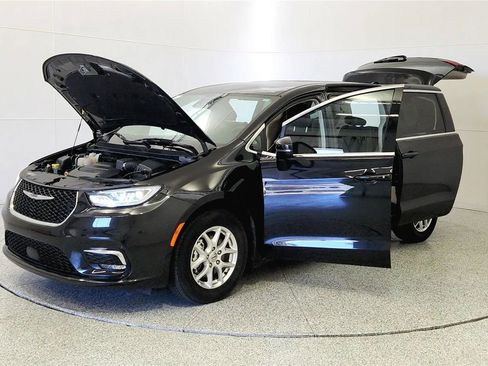 Used 2023 Chrysler Pacifica Touring-L FWD image 10