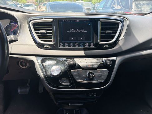 Used 2020 Chrysler Pacifica Touring-L AWD/4WD image 34