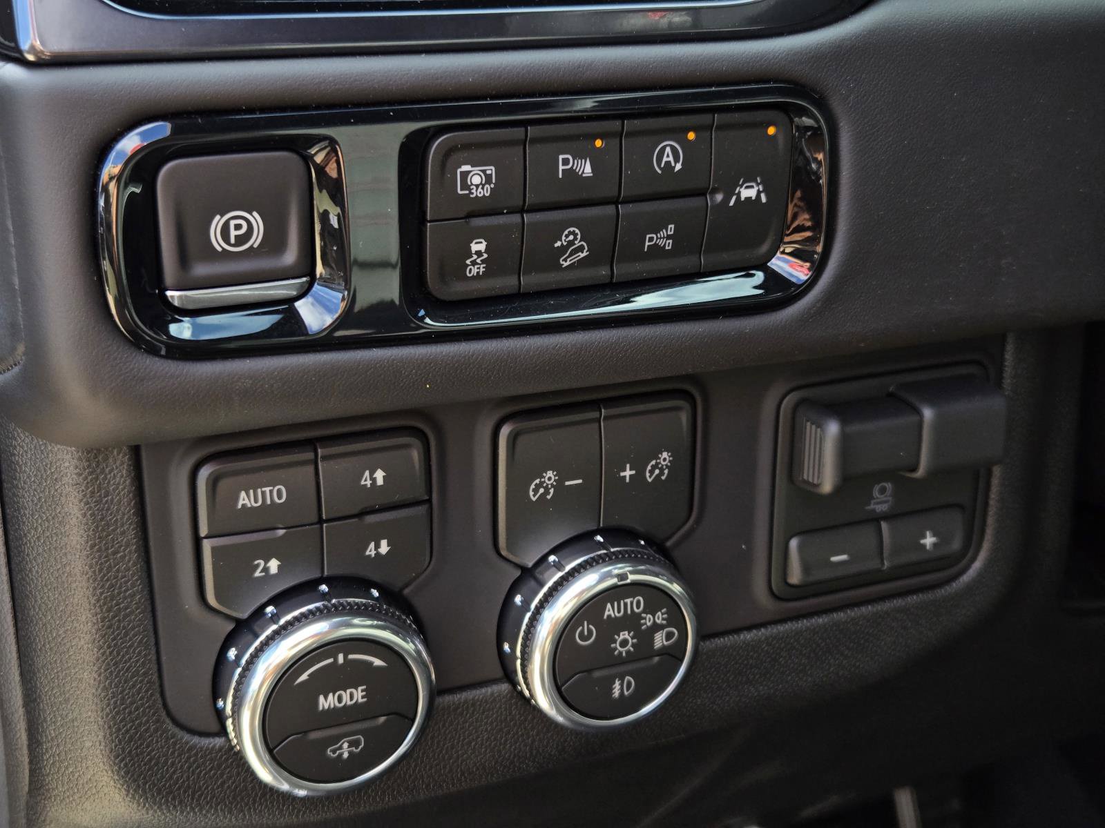 New 2026 GMC Yukon AT4 Ultimate AWD/4WD image 11