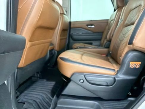 Used 2023 Nissan Pathfinder Platinum AWD/4WD image 17