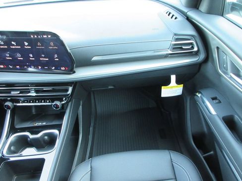 New 2026 Chevrolet Traverse LT w/ Sun and Wheel Package FWD image 16