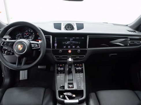 Certified 2026 Porsche Macan AWD/4WD image 13