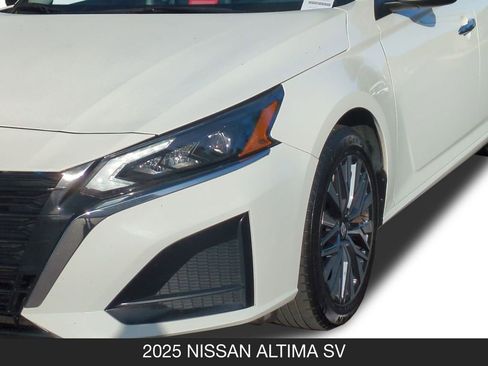 Used 2025 Nissan Altima 2.5 SV FWD image 10