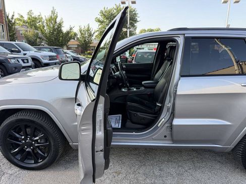 Used 2017 Jeep Grand Cherokee Altitude AWD/4WD image 5