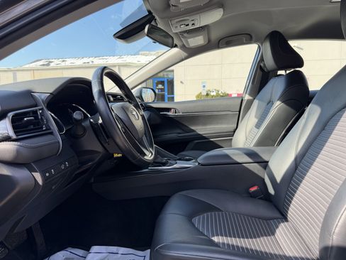 Used 2020 Toyota Camry image 12