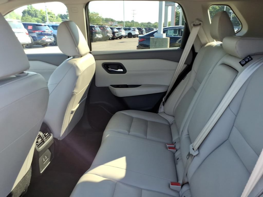 Used 2025 Nissan Rogue SL FWD image 6