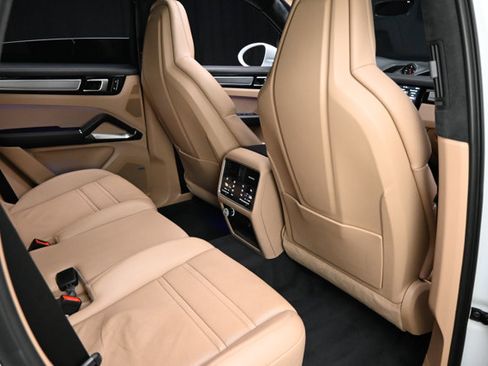 Used 2019 Porsche Cayenne Turbo w/ Premium Plus Package image 66