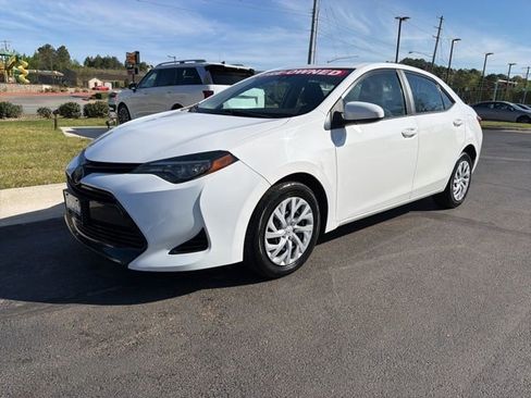 Used 2019 Toyota Corolla LE image 3