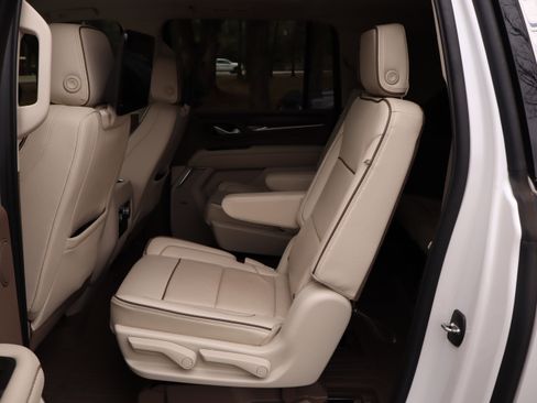 Used 2022 GMC Yukon XL Denali w/ Denali Ultimate Package image 38