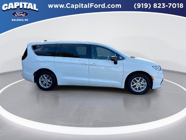 Used 2025 Chrysler Pacifica Select FWD image 9