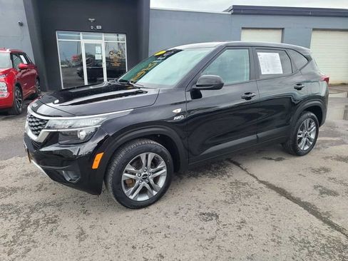 Used 2023 Kia Seltos LX AWD/4WD image 2