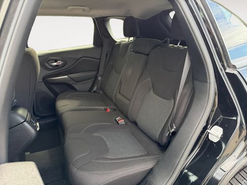 Used 2020 Jeep Cherokee Latitude FWD image 13