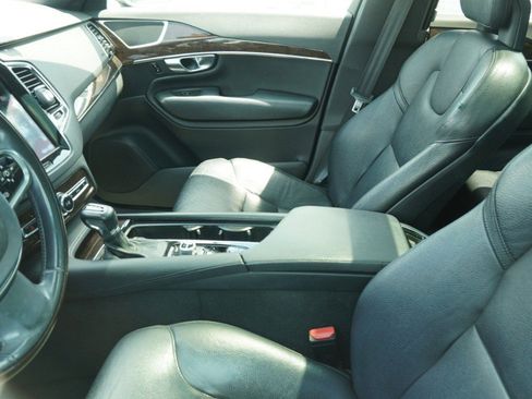 Used 2016 Volvo XC90 T6 Momentum image 11