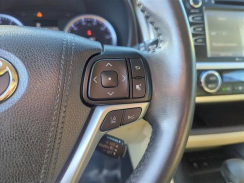 Used 2019 Toyota Highlander XLE FWD image 14