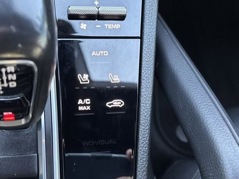 Used 2021 Porsche Cayenne Base image 40