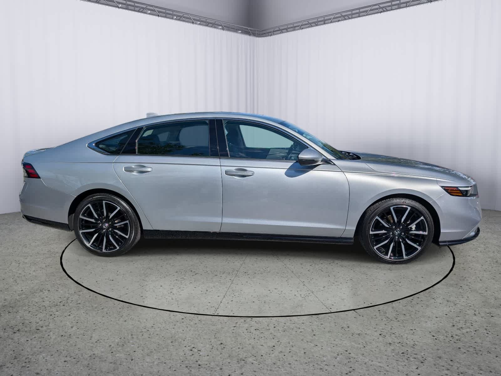 Used 2024 Honda Accord Touring image 2