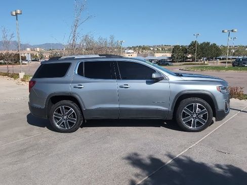 Used 2023 GMC Acadia SLT w/ Technology Package FWD image 9