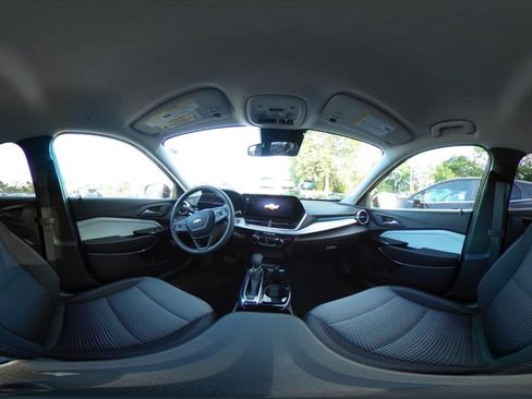 Used 2025 Chevrolet Trax LT image 41