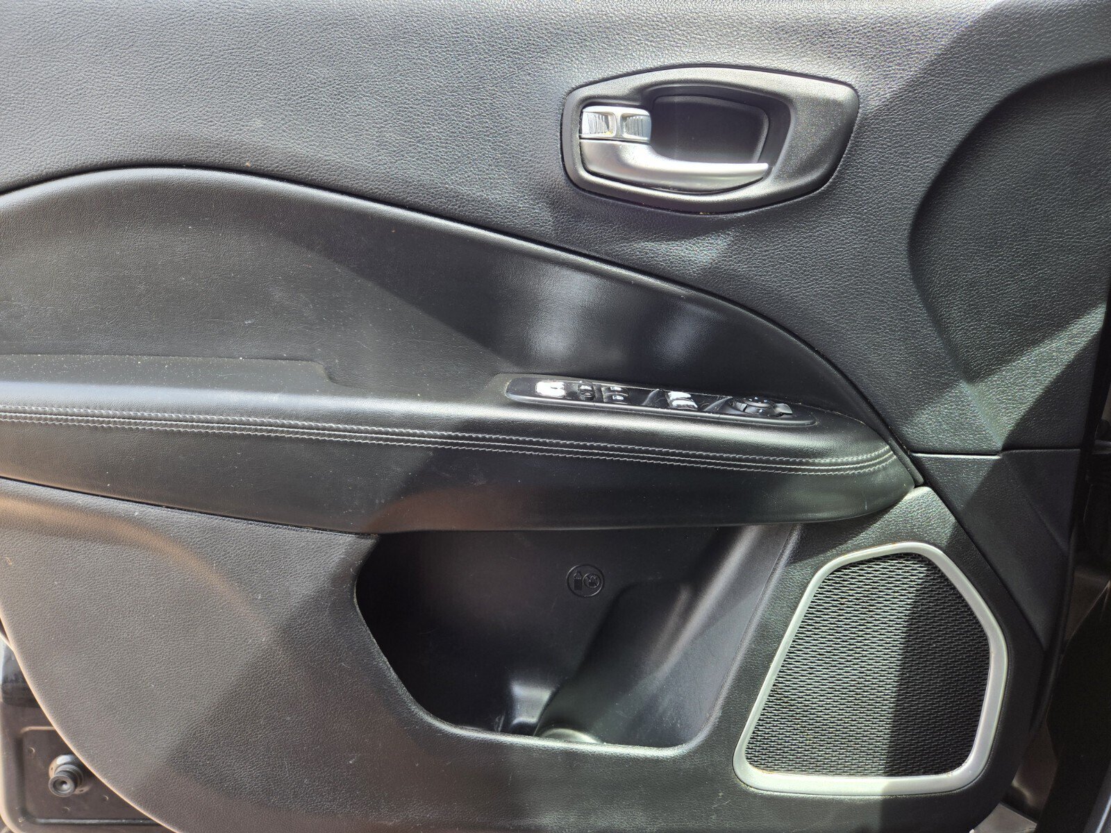 Used 2019 Jeep Compass Latitude FWD image 15