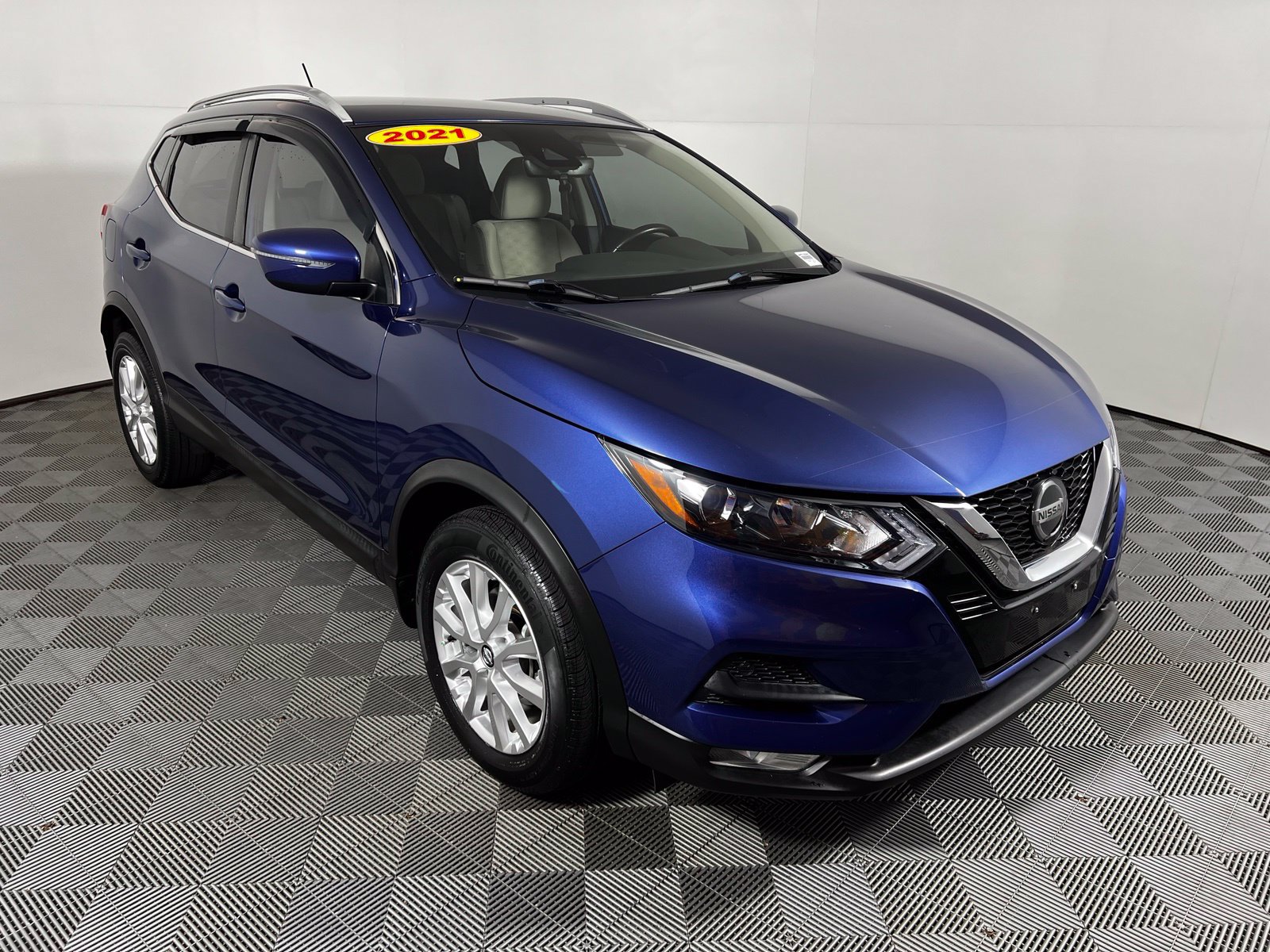 Used 2021 Nissan Rogue Sport SV FWD image 3