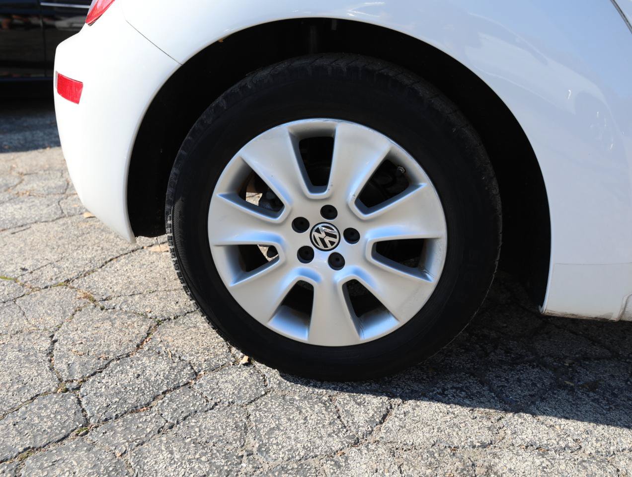 Used 2009 Volkswagen Beetle S FWD image 9