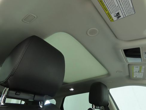 Used 2024 Land Rover Range Rover Evoque Dynamic SE image 17