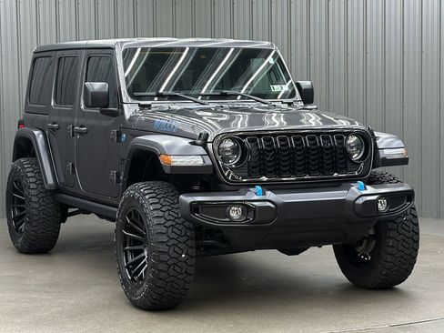 Used 2024 Jeep Wrangler Unlimited AWD/4WD image 7