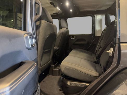 Used 2025 Jeep Wrangler Unlimited Sahara AWD/4WD image 9