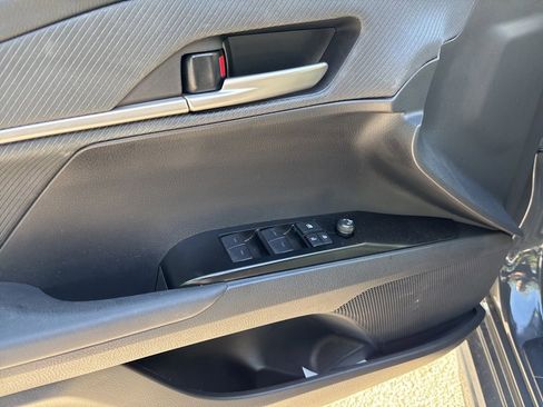 Used 2025 Toyota Camry SE image 8