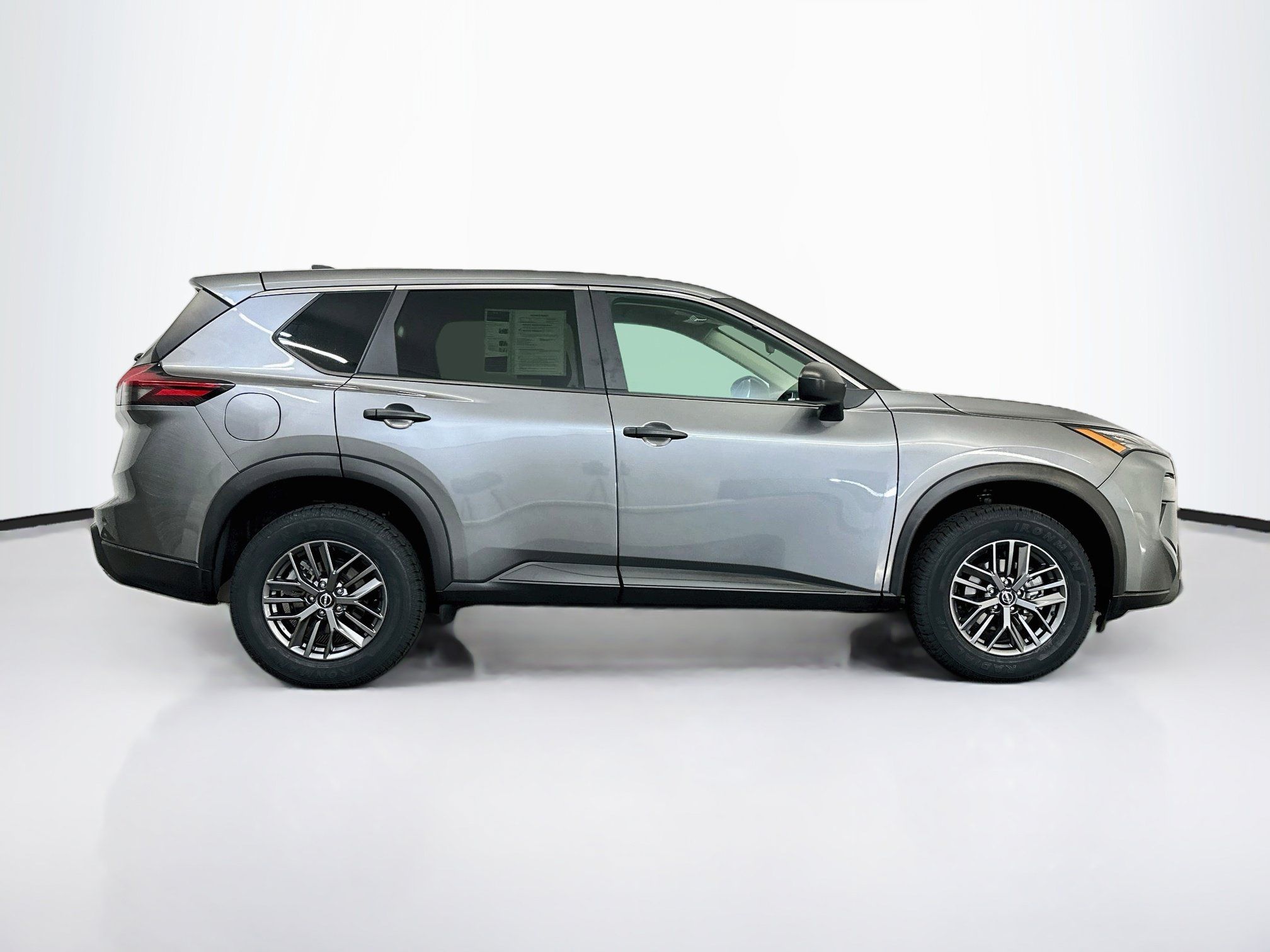 Used 2025 Nissan Rogue S AWD/4WD image 10