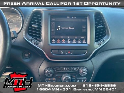 Used 2019 Jeep Cherokee Trailhawk w/ Cold Weather Group AWD/4WD image 12