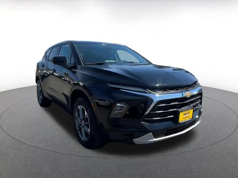 Used 2025 Chevrolet Blazer LT FWD image 3