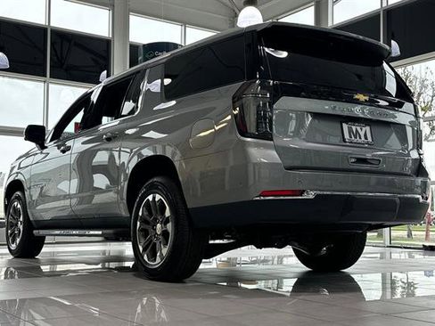 New 2026 Chevrolet Suburban LT image 5