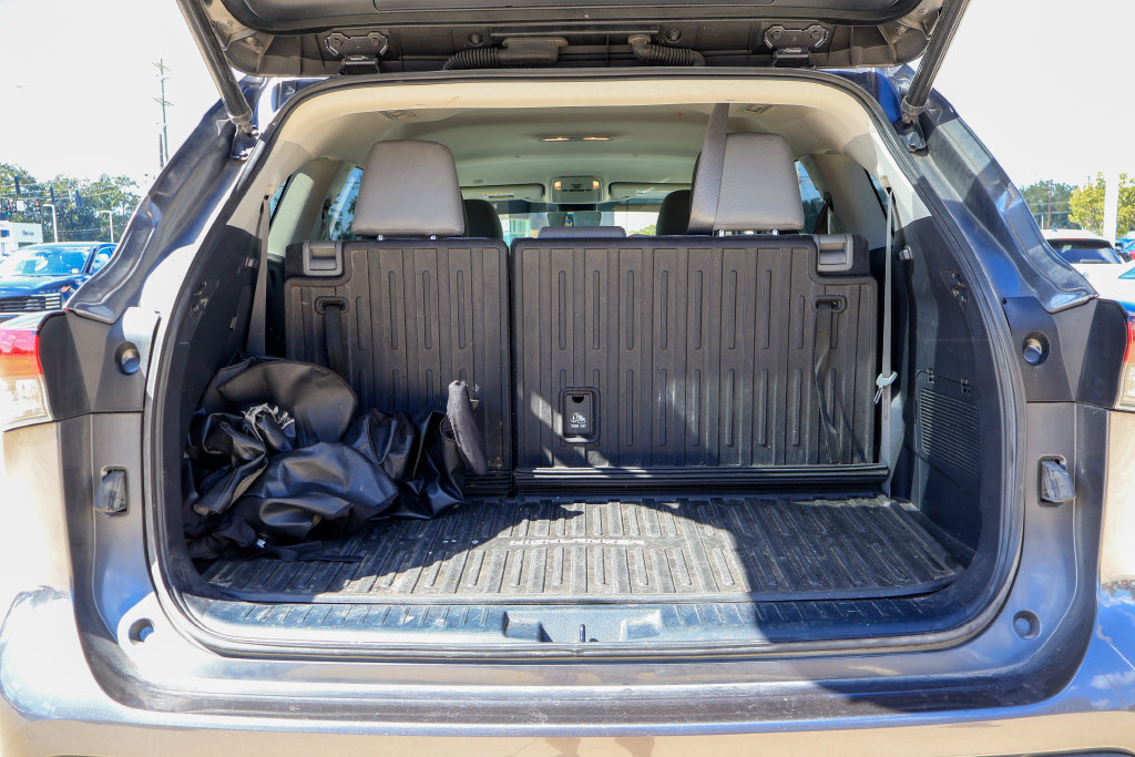 Used 2022 Toyota Highlander LE FWD image 27