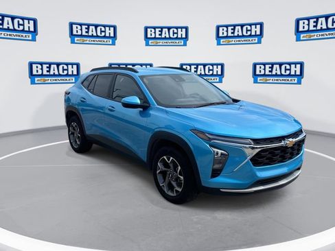 Used 2025 Chevrolet Trax LT FWD image 2