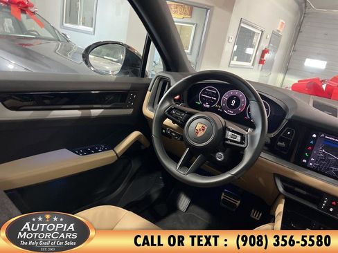 Used 2025 Porsche Cayenne S AWD/4WD image 28