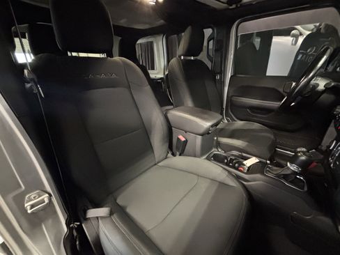 Used 2020 Jeep Wrangler Unlimited Sahara image 37