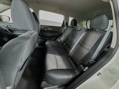 Used 2018 Nissan Rogue SV AWD/4WD image 16