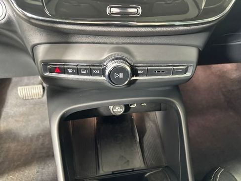 Used 2024 Volvo XC40 B5 Core image 22