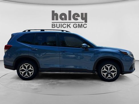 Used 2022 Subaru Forester Premium AWD/4WD image 6